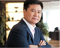 全国工商联副主席,全国政协委员,国内民间商会副会长,苏宁控股集团董事长